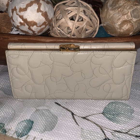 Lovcat Heart Wallet with Heart Clasp - Picture 2 of 9